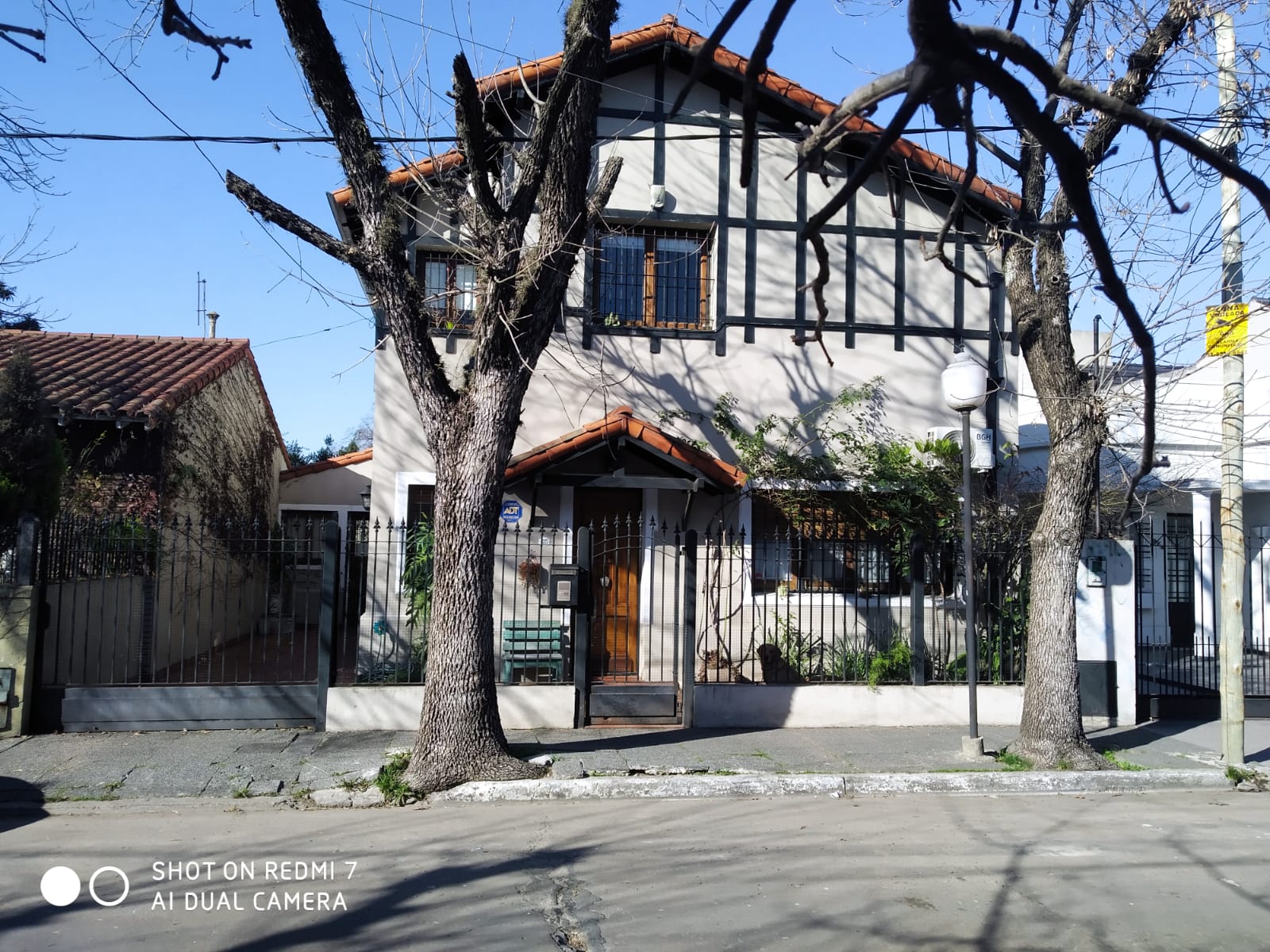 EN DÓLARES- TEMPERLEY- OCUPADA- CASA 5 AMBIENTES CON JARDÍN, PILETA Y QUINCHO- PCIA. DE BUENOS AIRES