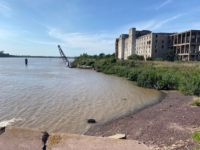 EN DÓLARES- ZÁRATE-TERRENO CON CONSTRUCCIONES EN EL PUERTO- PCIA. BUENOS AIRES